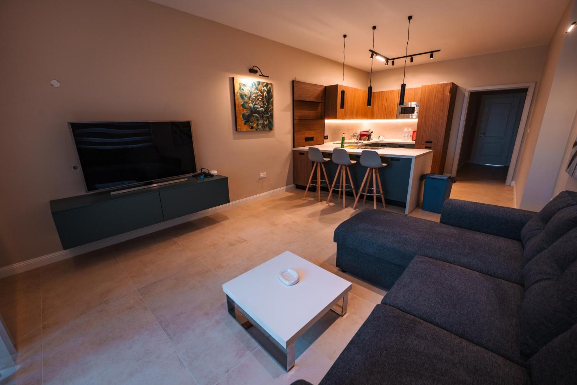 Modern 2 Bed & 2 Bth *