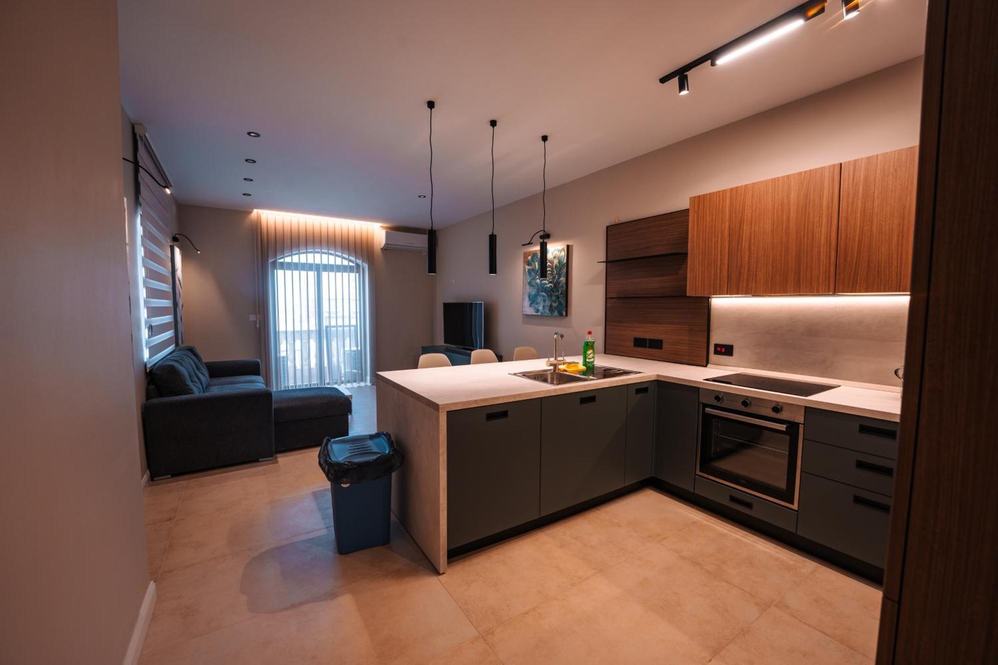 Modern 2 Bed & 2 Bth *